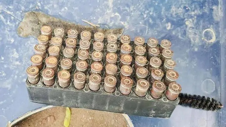 নদীতে মাছ ধরতে গিয়ে বাক্সভর্তি গুলি পেল ২ শিশু