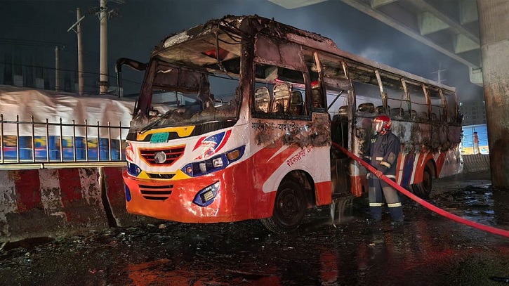 এবার ঢাকায় আরও এক বাসে আগুন