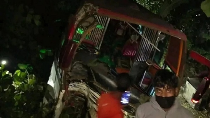 সীতাকুণ্ডে নিয়ন্ত্রণ হারিয়ে বাস খাদে পরে নিহত ৫, আহত ৩০