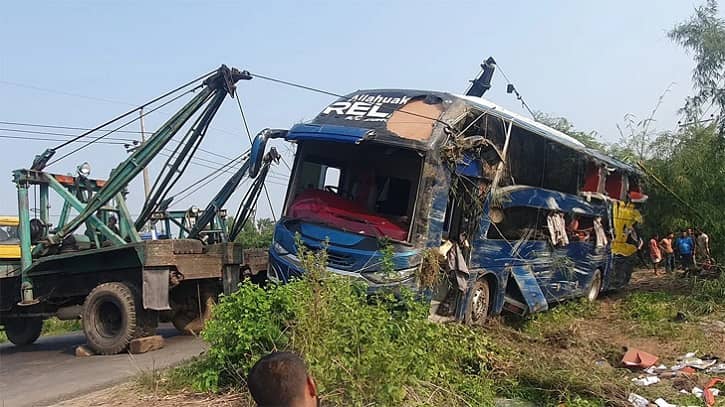 ঢাকা-চট্টগ্রাম মহাসড়কে বাস নিয়ন্ত্রণ হারিয়ে ৫ জন নিহত ঢাকা-চট্টগ্রাম মহাসড়কে বাস নিয়ন্ত্রণ হারিয়ে ৫ জন নিহত