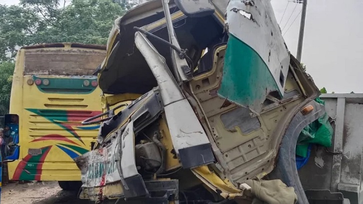 বাস-সিমেন্টবোঝাই ট্রাকের মুখোমুখি সংঘর্ষে নিহত ৪