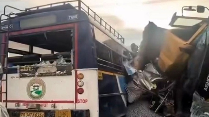 ভারতে বাস-ট্রাকের মুখোমুখি সংঘর্ষ, নিহত ২০