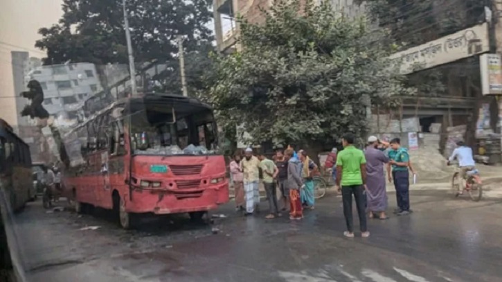 রাজধানীতে ২ বাসে আগুন, ধানমন্ডিতে ককটেল বিস্ফোরণ