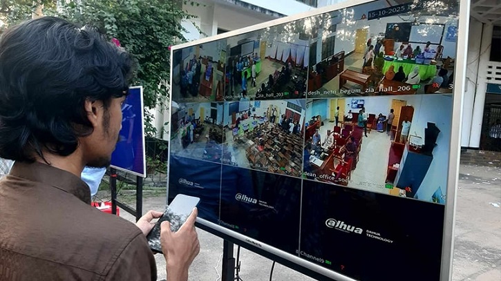 সবার চোখ এলইডি স্ক্রিনে, প্রার্থী সমর্থক ও ভোটারদের অপেক্ষা সবার চোখ এলইডি স্ক্রিনে, প্রার্থী সমর্থক ও ভোটারদের অপেক্ষা