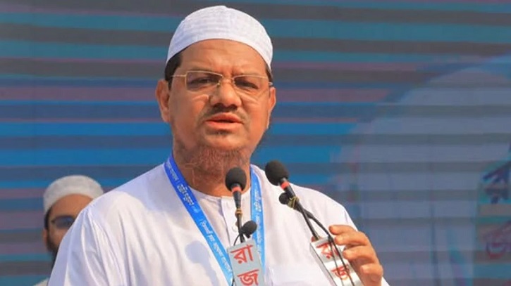 বেপর্দায় মেয়েদের পাশে বসিয়ে সেলফি তোলে এই মুরুব্বি মানুষটা