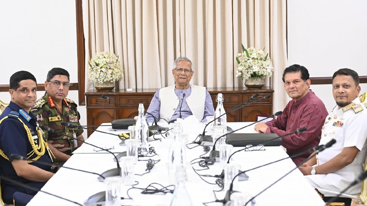 প্রধান উপদেষ্টার সঙ্গে তিন বাহিনীর প্রধানের সাক্ষাৎ, নির্বাচন প্রস্তুতি নিয়ে আলোচনা প্রধান উপদেষ্টার সঙ্গে তিন বাহিনীর প্রধানের সাক্ষাৎ, নির্বাচন প্রস্তুতি নিয়ে আলোচনা