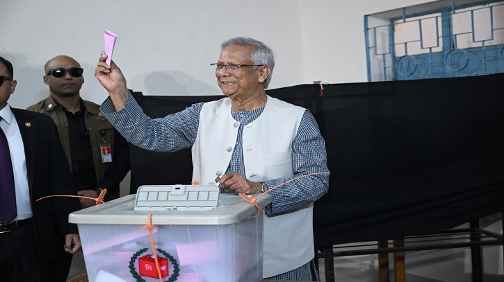 ভোট দেওয়া শেষে সবাইকে `ঈদ মোবারক` জানান প্রধান উপদেষ্টা