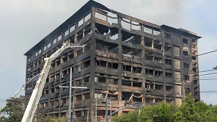 ১৭ ঘণ্টা পর চট্টগ্রামের কারখানার আগুন নিয়ন্ত্রণে ১৭ ঘণ্টা পর চট্টগ্রামের কারখানার আগুন নিয়ন্ত্রণে