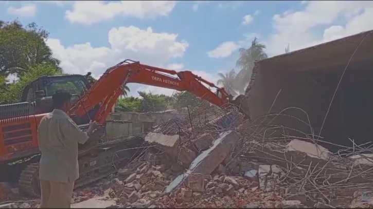 চুয়াডাঙ্গায় অবৈধ স্থাপনা উচ্ছেদ অভিযান চুয়াডাঙ্গায় অবৈধ স্থাপনা উচ্ছেদ অভিযান
