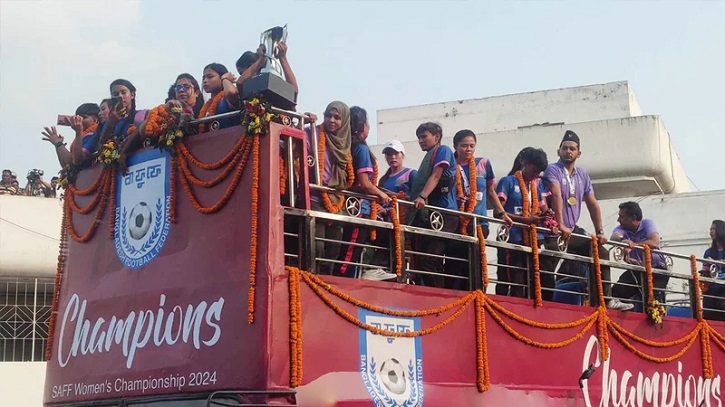 ছাদখোলা বাসে চড়ে বাফুফের পথে সাফ চ্যাম্পিয়নরা ছাদখোলা বাসে চড়ে বাফুফের পথে সাফ চ্যাম্পিয়নরা