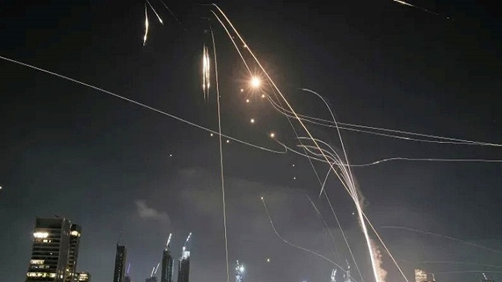 ইসরায়েলি ভূখণ্ডে এবার ক্লাস্টার বোমা ফেলেছে ইরান