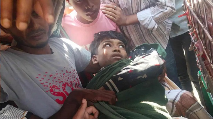 মিয়ানমার থেকে ছোঁড়া গুলিতে দুই বাংলাদেশি কিশোর বিদ্ধ মিয়ানমার থেকে ছোঁড়া গুলিতে দুই বাংলাদেশি কিশোর বিদ্ধ