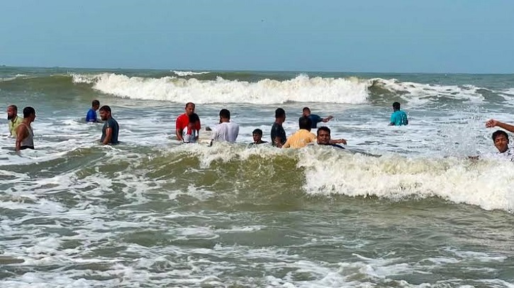 কক্সবাজার সৈকতে গোসলে নেমে নিখোঁজ পর্যটক