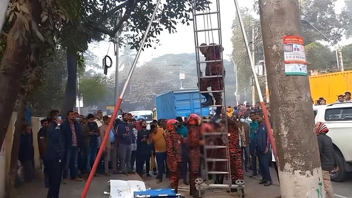ঢাবিতে গাছ থেকে অজ্ঞাত ব্যক্তির ঝুলন্ত মরদেহ উদ্ধার ঢাবিতে গাছ থেকে অজ্ঞাত ব্যক্তির ঝুলন্ত মরদেহ উদ্ধার
