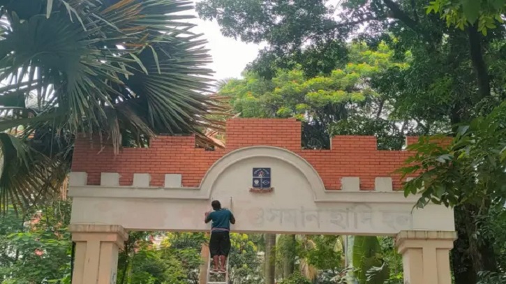 ঢাবি`র শেখ মুজিবুর রহমান হলের গেট থেকে মোছা হচ্ছে ‘শহীদ ওসমান হাদ