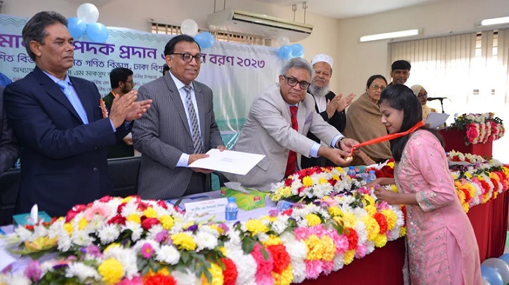 ‘এএফ মুজিবুর রহমান স্বর্ণপদক’ পেলেন ঢাবির ১২ শিক্ষার্থী ‘এএফ মুজিবুর রহমান স্বর্ণপদক’ পেলেন ঢাবির ১২ শিক্ষার্থী