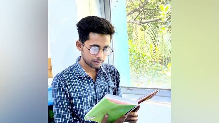 মধ্যরাতে হলের ছাদ থেকে পড়ে ঢাবি শিক্ষার্থীর মৃত্যু মধ্যরাতে হলের ছাদ থেকে পড়ে ঢাবি শিক্ষার্থীর মৃত্যু