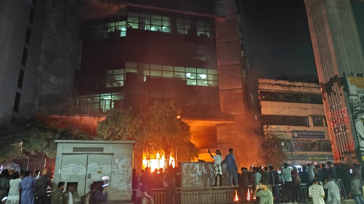 প্রথম আলোর পর ডেইলি স্টারের কার্যালয়ে হামলা প্রথম আলোর পর ডেইলি স্টারের কার্যালয়ে হামলা