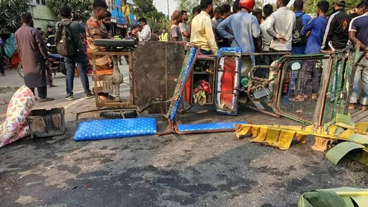 বাস-ইজিবাইকের মুখোমুখি সংঘর্ষে একই পরিবারের চারজন নিহত