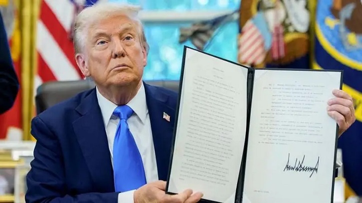 ‘গোল্ড কার্ড’ অভিবাসন ভিসা চালু করলেন ডোনাল্ড ট্রাম্প ‘গোল্ড কার্ড’ অভিবাসন ভিসা চালু করলেন ডোনাল্ড ট্রাম্প