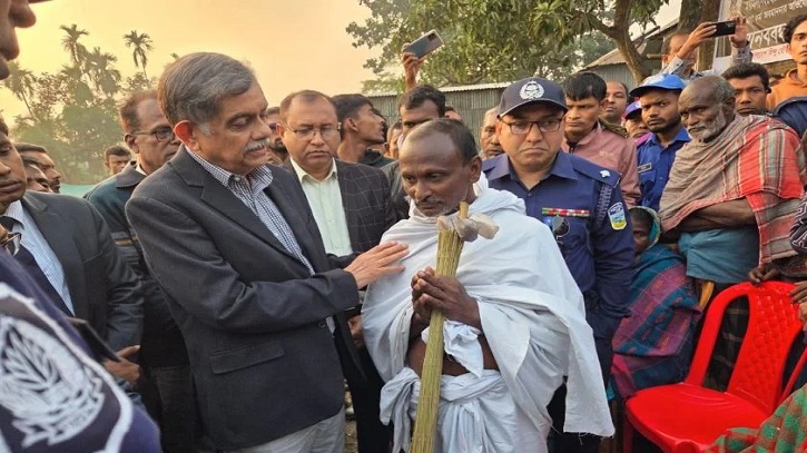 দিপু চন্দ্র দাসের পরিবারের সঙ্গে সাক্ষাৎ করলেন শিক্ষা উপদেষ্টা