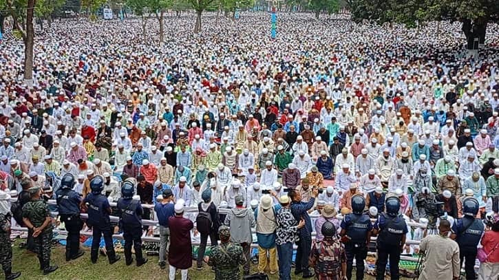 শোলাকিয়ায় ঈদের জামাতে অংশ নেন ৬ লক্ষাধিক মুসল্লি শোলাকিয়ায় ঈদের জামাতে অংশ নেন ৬ লক্ষাধিক মুসল্লি