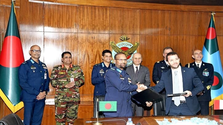 বিমানবাহিনীতে যুক্ত হচ্ছে ‘ইউরোফাইটার টাইফুন’ যুদ্ধবিমান বিমানবাহিনীতে যুক্ত হচ্ছে ‘ইউরোফাইটার টাইফুন’ যুদ্ধবিমান