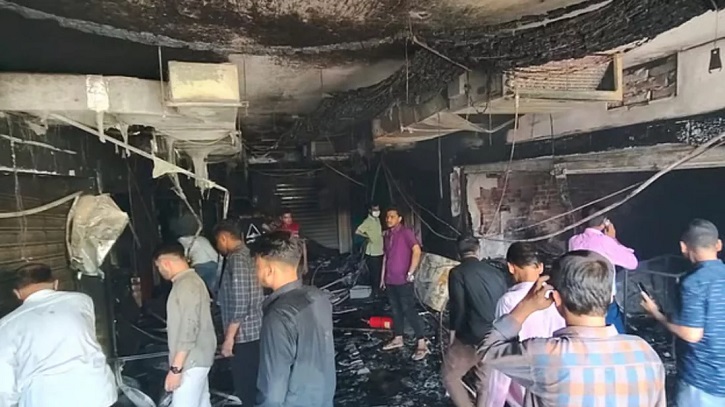 টেরিবাজারের বিপণিকেন্দ্রে আগুন, হাসপাতালে অগ্নিদগ্ধ দুজনের মৃত্যু