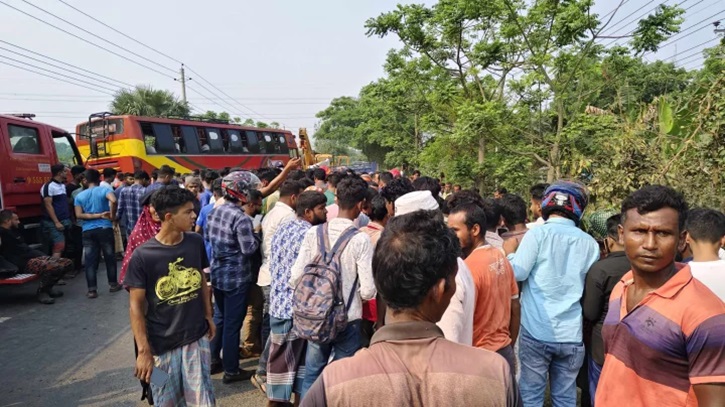 বাস-পিকআপ ভ্যানের সংঘর্ষে নিহত ১৩ জনের মধ্যে ৫ জন একই পরিবারের