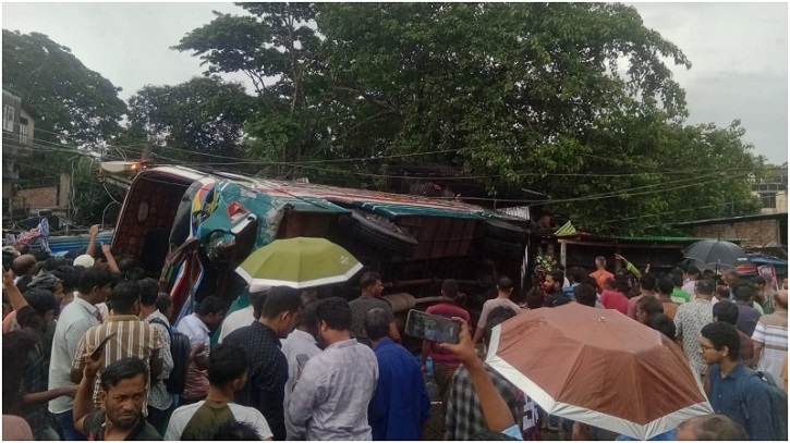 ফেনীতে বাস উল্টে পড়ল দোকানে, নিহত তিনজন