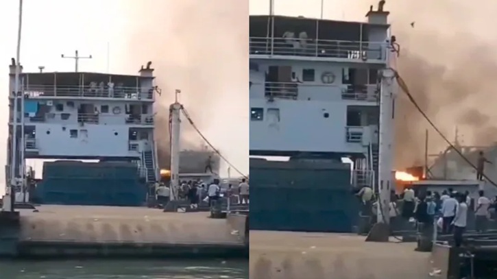 পাটুরিয়ায় কেরামত আলী ফেরিতে আগুন, যাত্রীদের মাঝে আতঙ্ক