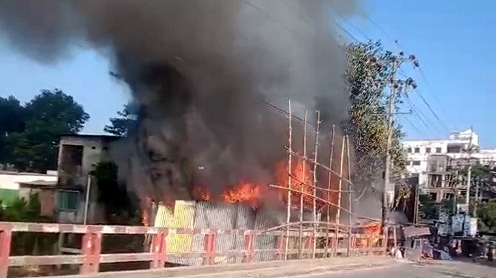 চাঁদপুরে গ্যাস সিলিন্ডারের লিকেজের আগুনে পুড়ল ৭ ব্যবসাপ্রতিষ্ঠান চাঁদপুরে গ্যাস সিলিন্ডারের লিকেজের আগুনে পুড়ল ৭ ব্যবসাপ্রতিষ্ঠান