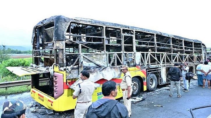 ভারতে মোটরসাইকেলের সঙ্গে সংঘর্ষের পর বাসে আগুন, নিহত অন্তত ২০ ভারতে মোটরসাইকেলের সঙ্গে সংঘর্ষের পর বাসে আগুন, নিহত অন্তত ২০