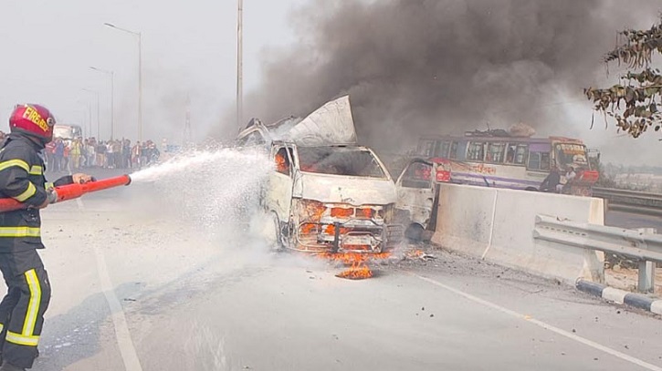 ঢাকা-মাওয়া এক্সপ্রেসওয়েতে রোগীবাহী অ্যাম্বুলেন্সে আগুন