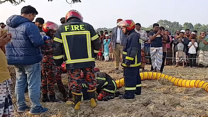 ৩০ ফুট গভীর নলকূপে ২ বছরের শিশু, জীবিত উদ্ধারের চেষ্টা