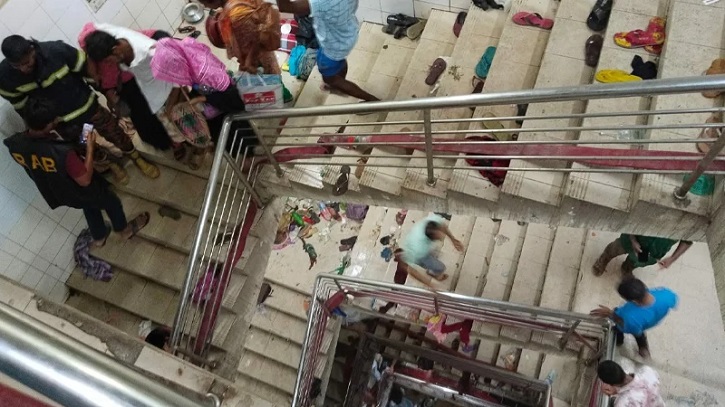 ময়মনসিংহ মেডিকেলে অগ্নিকাণ্ড, শিশুসহ ৬ জনের মৃত্যু ময়মনসিংহ মেডিকেলে অগ্নিকাণ্ড, শিশুসহ ৬ জনের মৃত্যু