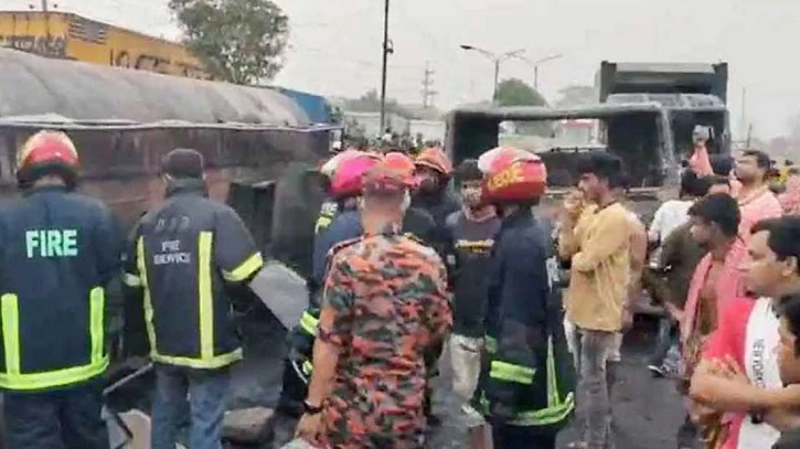 সাভারে তেলবাহী লরি উল্টে ভয়াবহ বিস্ফোরণে প্রাণ গেল ১ জনের সাভারে তেলবাহী লরি উল্টে ভয়াবহ বিস্ফোরণে প্রাণ গেল ১ জনের