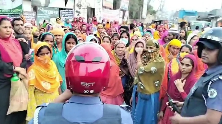 ঈদ বোনাসসহ বকেয়া বেতনের দাবিতে গাজীপুরে শ্রমিকদের বিক্ষোভ