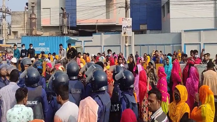 শ্রমিক আত্মহত্যার জেরে, গাজীপুরে শ্রমিক-পুলিশ সংঘর্ষে আহত শতাধিক শ্রমিক আত্মহত্যার জেরে, গাজীপুরে শ্রমিক-পুলিশ সংঘর্ষে আহত শতাধিক