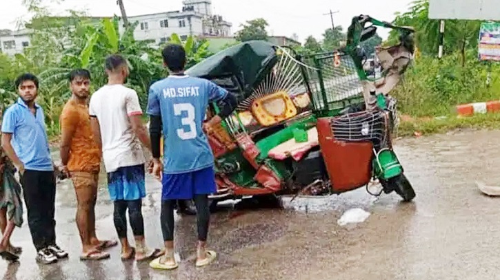 গাজীপুরে অটোরিকশায় ড্রাম ট্রাকের ধাক্কায় নিহত ২, আহত ৩