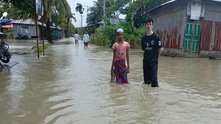 বঙ্গোপসাগরে নিম্নচাপের প্রভাবে বিপর্যস্ত জনজীবন, বসতঘরেও হাঁটুপানি বঙ্গোপসাগরে নিম্নচাপের প্রভাবে বিপর্যস্ত জনজীবন, বসতঘরেও হাঁটুপানি