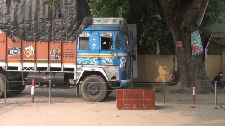 হিলিতে ভারতীয় চাল নিয়ে জটিলতা, খালাস করতে পারছেন না আমদানিকারকরা