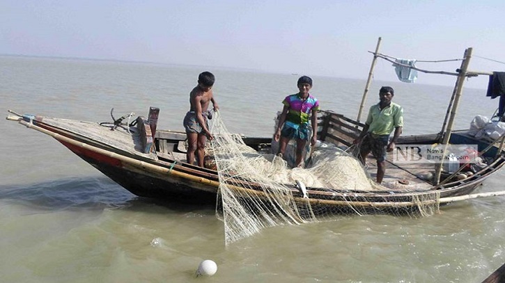 নিষেধাজ্ঞা শেষ, ২২ দিন পর মধ্যরাত থেকে ইলিশ ধরা শুরু নিষেধাজ্ঞা শেষ, ২২ দিন পর মধ্যরাত থেকে ইলিশ ধরা শুরু