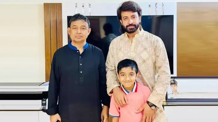 ডিবিপ্রধান হারুনের বাসায় ইফতার করলেন শাকিব খান ডিবিপ্রধান হারুনের বাসায় ইফতার করলেন শাকিব খান