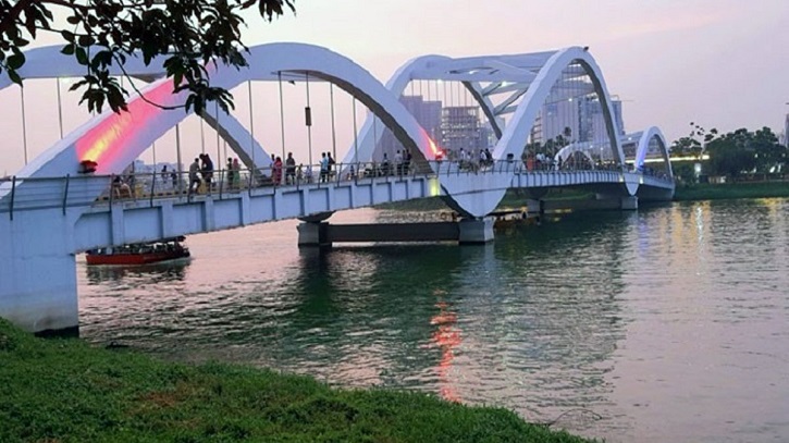 হাতিরঝিলে ককটেল বিস্ফোরণ, মোটরসাইকেলে আগুন