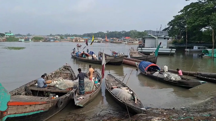 ইলিশ উৎপাদন বাড়াতে আগামী দুই মাস নদীতে মাছ ধরা নিষিদ্ধ