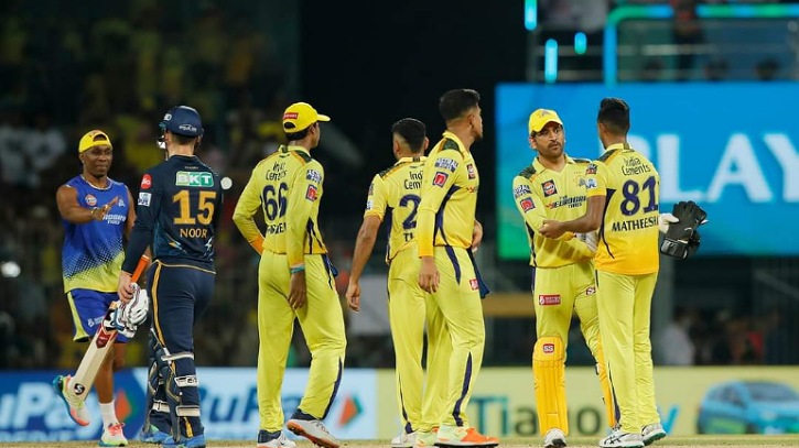 গুজরাটকে হারিয়ে রেকর্ডবারের মতো ফাইনালে চেন্নাই গুজরাটকে হারিয়ে রেকর্ডবারের মতো ফাইনালে চেন্নাই