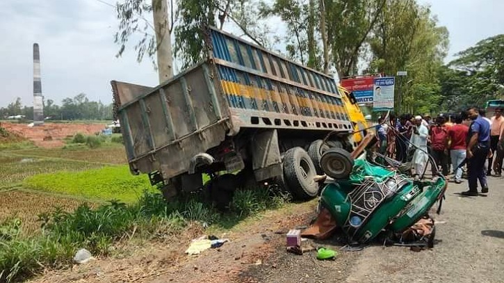 সিরাজগঞ্জে ট্রাক-সিএনজি মুখোমুখী সংঘর্ষে নিহত ১