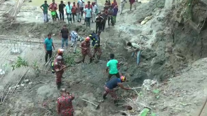 নির্মানাধীন সেতুর মাটি ধ্বসে ফরিদপুরে ৩ শ্রমিক নিহত, আহত ২ নির্মানাধীন সেতুর মাটি ধ্বসে ফরিদপুরে ৩ শ্রমিক নিহত, আহত ২