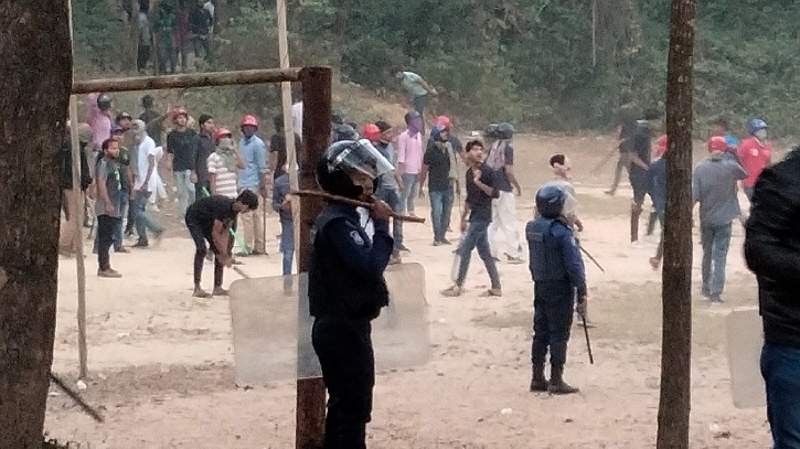 খাবার টেবিলে বাগবিতণ্ডা, চবি ছাত্রলীগের দুই পক্ষের সংঘর্ষে আহত ৭ খাবার টেবিলে বাগবিতণ্ডা, চবি ছাত্রলীগের দুই পক্ষের সংঘর্ষে আহত ৭